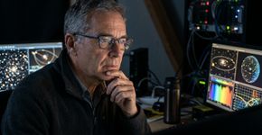 Entre Saturno e Urano, o telescópio James Webb detectou algo inesperado nos anéis de Chariklo: o anel interno ficou cerca de 50% mais opaco e o externo apresentou um sinal 60% mais fraco do que em 2017