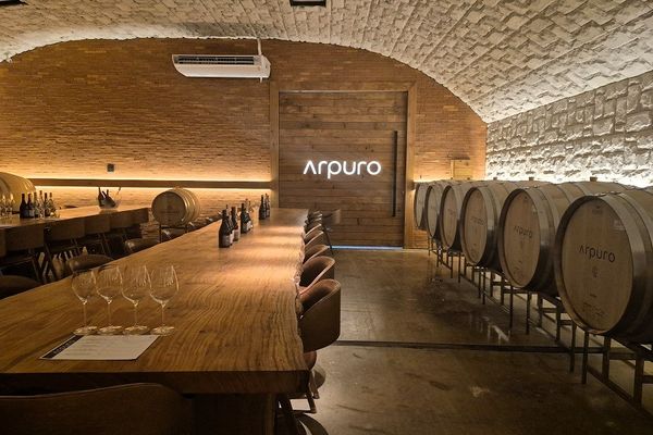 A cave onde ocorrem as degustações da vinícola Arpuro