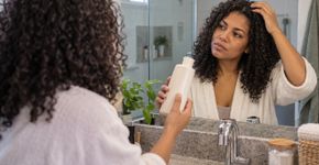 Como lavar o cabelo sem shampoo? Entenda o método No Poo, a fase de adaptação e os cuidados necessários