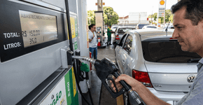 Por que encher o tanque do carro só até o travamento automático da bomba evita que o combustível evapore e você gaste mais no posto