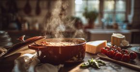 Receita prepara lasanha cremosa no fogão usando apenas vapor da tampa