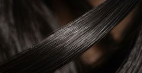 Cominho-preto é a pequena semente usada em uma tintura caseira para escurecer os fios brancos desde a raiz