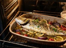 Featured side: Os cozinheiros concordam: para que o peixe assado fique suculento, é tão fácil quanto colocar um recipiente com água no canto