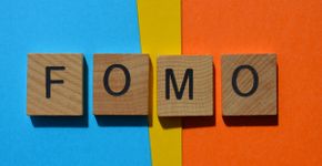 FOMO: conheça as causas e os sintomas da síndrome relacionada ao medo de perder algo