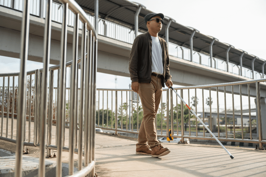 Aplicativos de navegação e tecnologias assistivas tornam os deslocamentos mais seguros, mas não compensam falhas na infraestrutura urbana (Imagem: GBJSTOCK | Shutterstock)