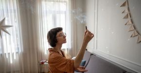 Renove as energias da casa: 4 defumações para fazer em outubro