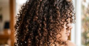 Os dermatologistas concordam: cabelo cacheado e crespo não precisa ser lavado todo dia, e espaçar as lavagens é o que evita fios secos e quebradiços