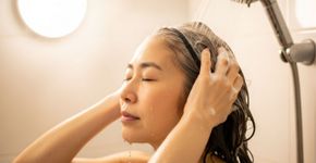 Adeus cabelos brancos! Este shampoo japonês os disfarça como mágica