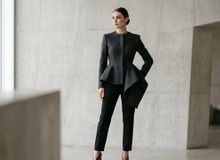Featured side: A peça que muita gente aposentou está voltando: o peplum reaparece, mas muito diferente do modelo dos anos 2010peplum, tendências de moda, moda 2026