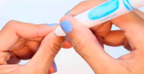 Como transformar uma caneta em um removedor de esmalte eficiente