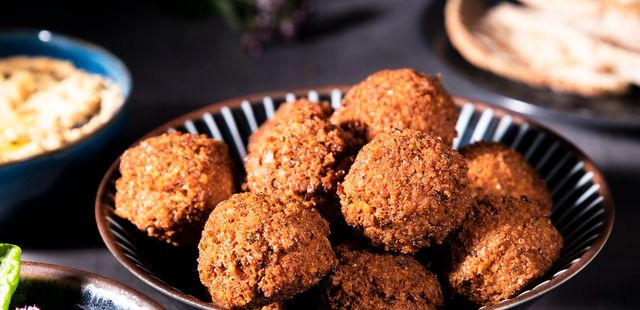 Falafel caseiro com ingredientes simples
