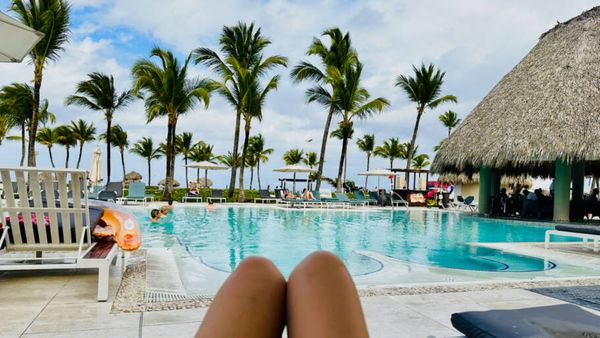 Aproveiteo o dia com os bares molhados e food trucks a beira das piscinas, a maior parte delas, de frente para o mar
