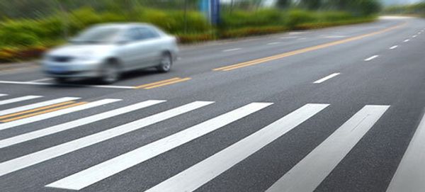 <b>MOTORISTA x PEDESTRE</b> | Cuidado nos cruzamentos. Fique de olho em pedestres que podem atravessar distraídos.