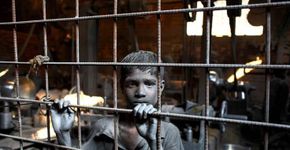 Fotógrafo registra chocantes imagens de trabalho infantil em Bangladesh