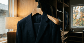 Nas lojas de luxo os blazers duram décadas porque o truque não é a marca cara, mas o fato de que eles nunca são guardados em cabides de plástico