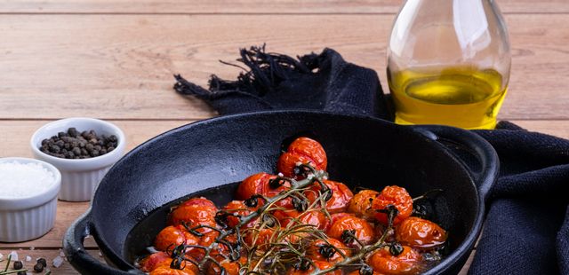 Receita que eleva o tomate e a cebola a outro nível: confit fácil e sofisticado