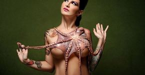Um ensaio com pequenas tatuagens