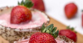Taça comestível de chocolate com mousse fácil de morango