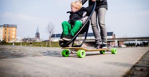 Conheça o skate longboard que é um carrinho de bebê