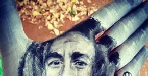 Artista elabora retratos hiper-realistas na palma da mão