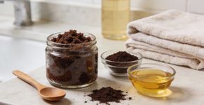 Como o esfoliante corporal caseiro de café transforma seu banho