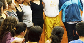 Curso de dança e percussão no Brincante