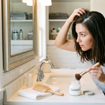 Featured mobile: Nem shampoo seco, nem talco: o ingrediente caseiro que absorve a oleosidade do couro cabeludo e deixa o cabelo fresco