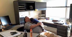 Assistente Social faz hora extra ninando crianças