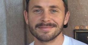 Homem que sofreu homofobia recebe carta de agressor após 20 anos