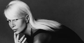 Em novo livro, Donatela Versace mostra as transições de sua grife