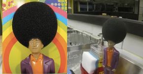 Casa do BBB 16 tem boneco com cabelo black power para lavar louças; veja repercussão nas redes