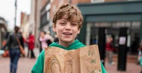 Menino de 12 anos distribui lanches para moradores de rua nos EUA