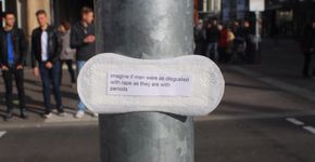 Alemã distribui por locais públicos absorventes com mensagens feministas