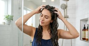Como lavar o cabelo para conseguir brilho sem danificar o couro cabeludo
