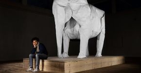 Artista suíço cria elefante de origami em tamanho real
