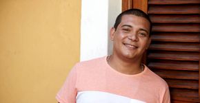 Juninho Thybau recebe convidados para roda gratuita no Irajá