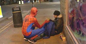Jovem se veste de Homem-Aranha para alimentar moradores de rua