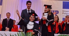 Rapaz com paralisia cerebral e sua mãe se formam em direito no RN