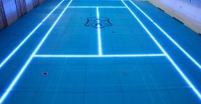 Com luzes de LED, quadra poliesportiva muda as marcações de acordo com o esporte