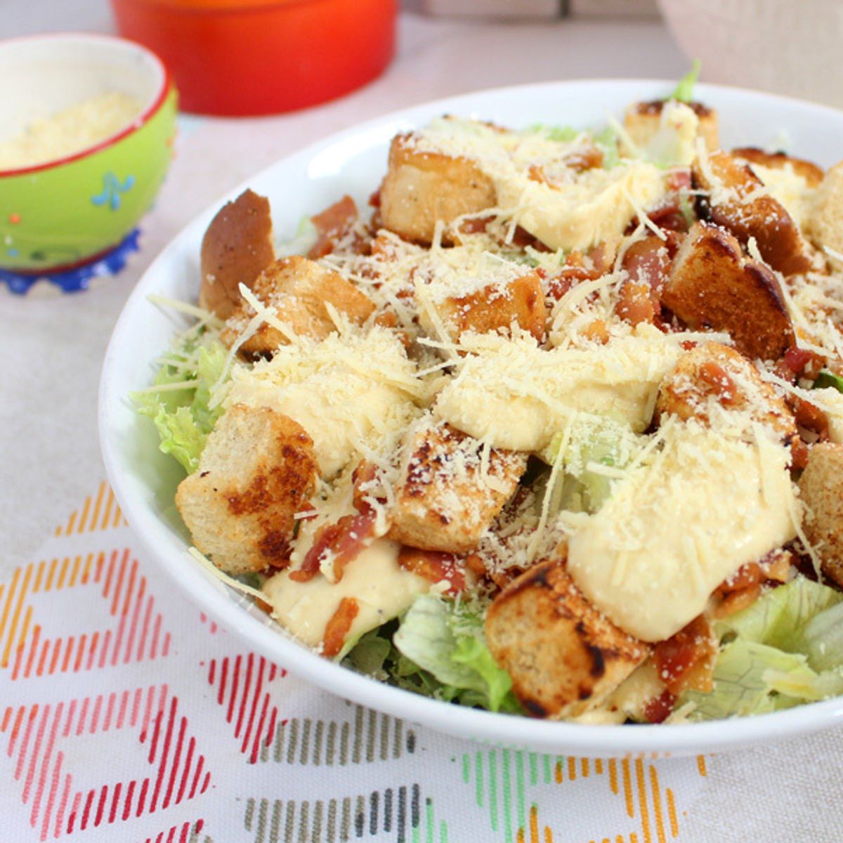 Salada incrementada de verão com molho de alho