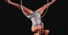 Mulher paralisada da cintura para baixo vira acrobata