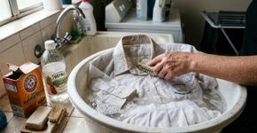 Branco puro como novo: 4 maneiras de lavar uniformes escolares e revitalizar tecidos desbotados com itens domésticos simples