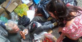 Moradora de Belo Horizonte escolhe passar o aniversário com moradores de rua