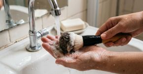 Limpar o pincel de base toda semana evita o surgimento de espinhas internas que doem e inflamam o rosto