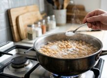 Featured side: Por que se deve adicionar bicarbonato de sódio à panela ao cozinhar grão-de-bico e qual a sua função