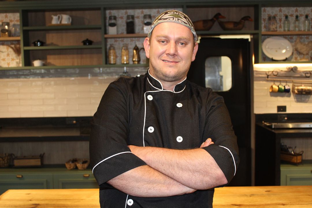 Jonathan está à frente da cozinha do Virá Farm Hotel