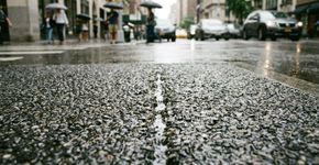 Cientistas inovam com um pavimento “esponja” que absorve água da chuva e ajuda a reduzir o calor nas ruas