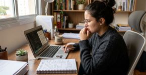 O que significa o hábito de roer unhas em momentos de silêncio, segundo a psicologia