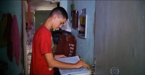 Filho de catadora é 1º lugar em escola federal estudando com livros achados no lixão