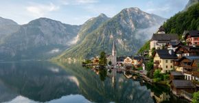 Montanhas que se erguem sobre vales estreitos, um lago alpino e uma história ligada ao sal desde o segundo milênio antes de Cristo: a pequena cidade austríaca cuja paisagem cultural se tornou Patrimônio Mundial